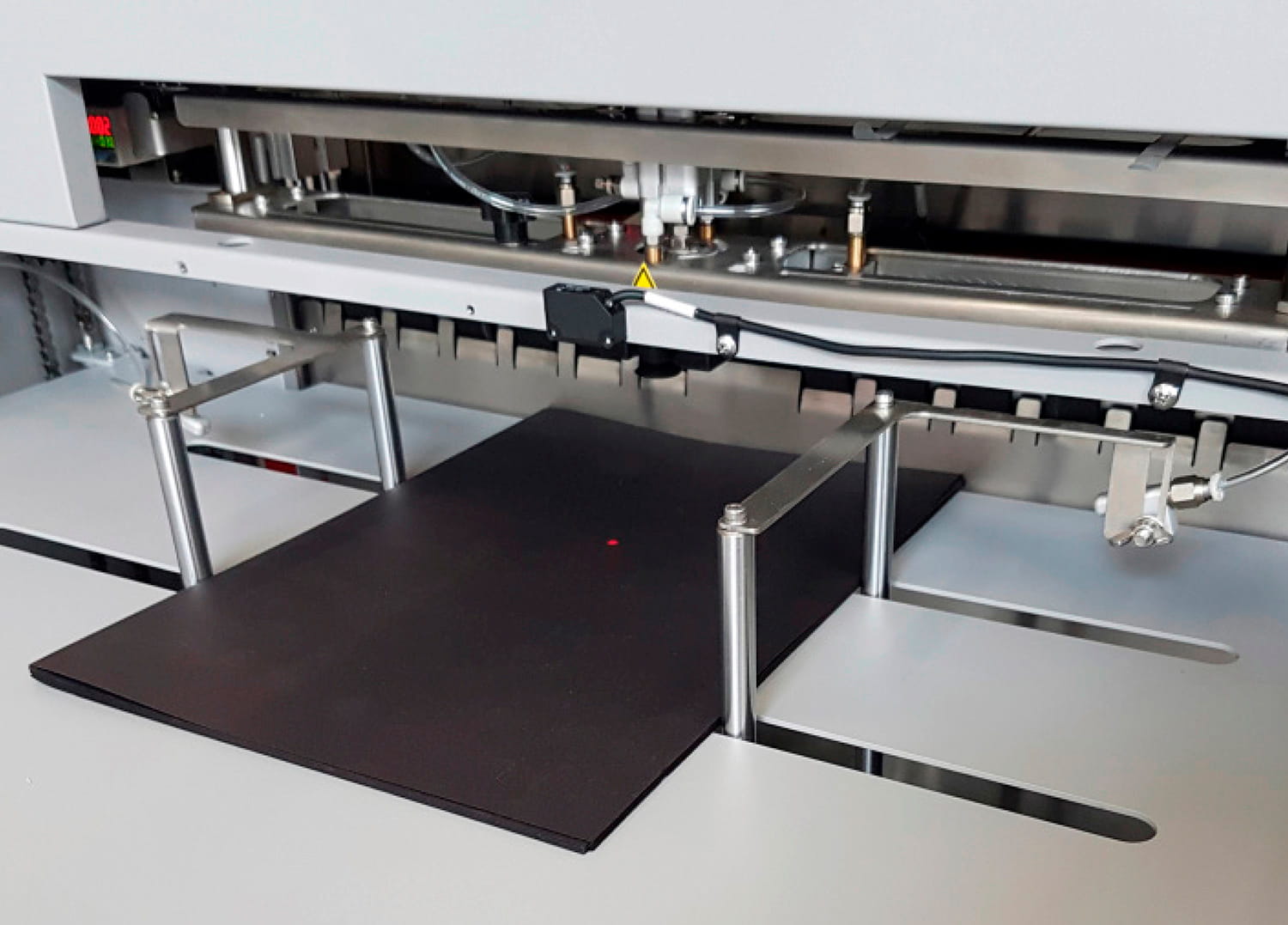 Sheet feeding and alignment on the mitablock 450