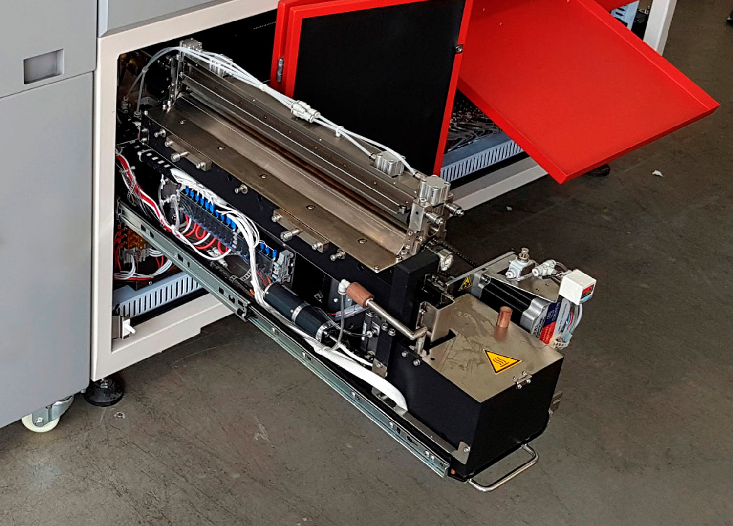 The mitablock 450 gluing unit with the cover open