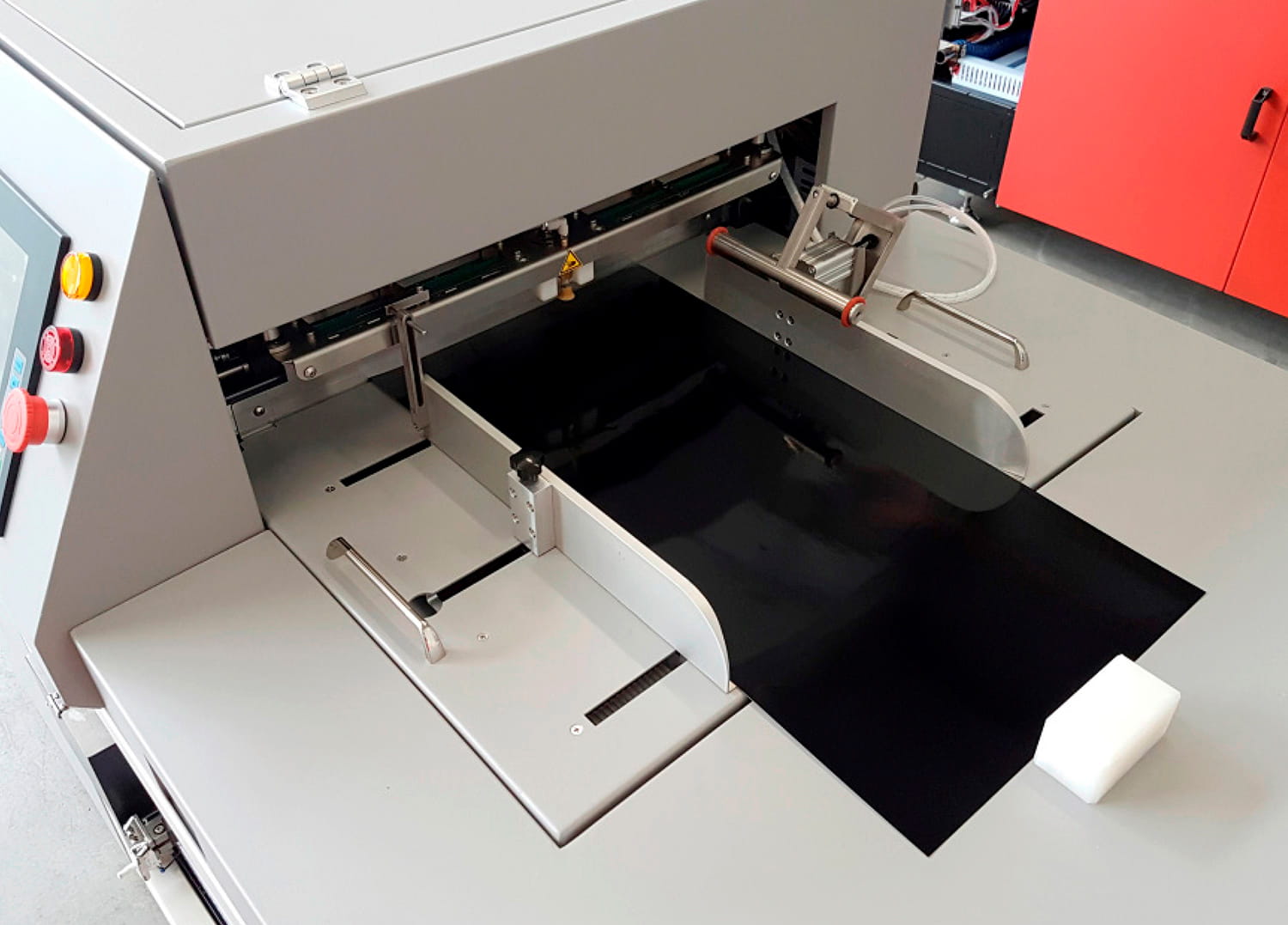 The mitablock 450 feeder and adjustable side guides